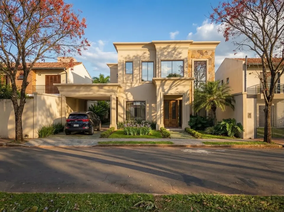 Render com IA da casa neoclássica ao entardecer com árvores e carro